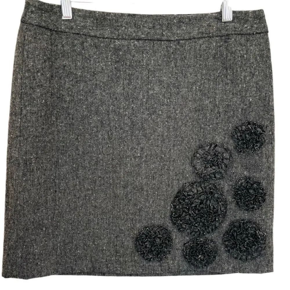 LOFT Lined Wool Blend gray& white tweed flower accent skirt size 6.